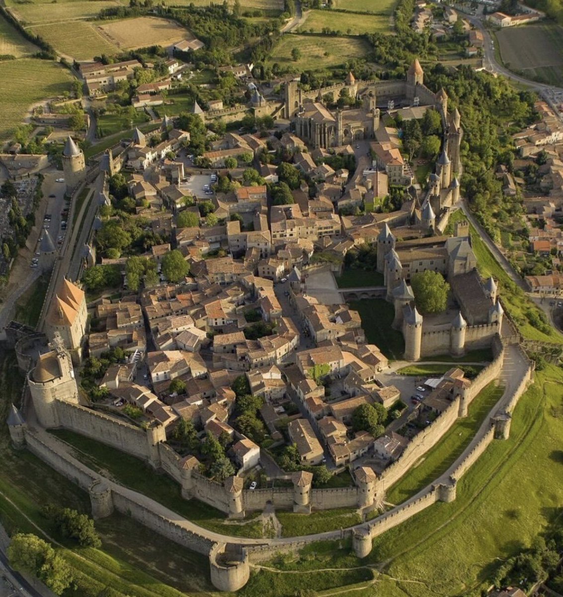 🇫🇷 Sublime vue aérienne sur la cité médiévale de Carcassonne ! Bonne journée à tous ! 🏰🍀

📸 lecmn