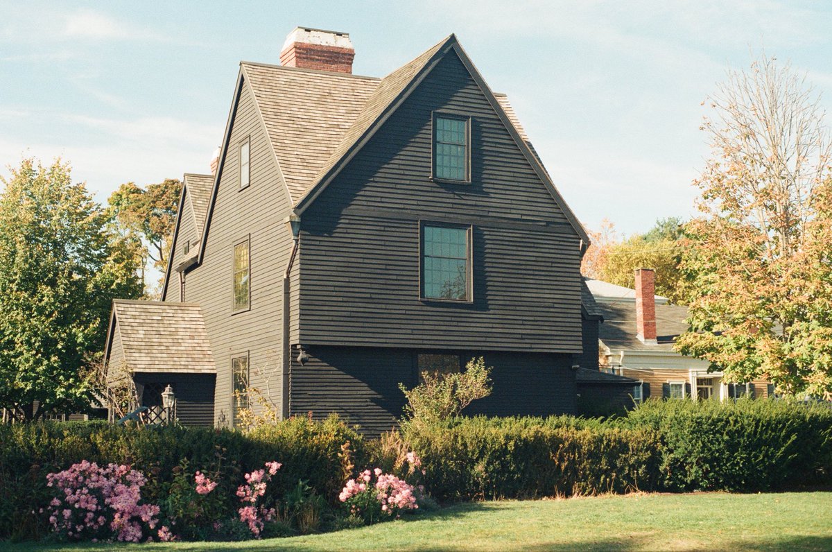 n0rms_'s tweet photo. houses (and museum) in salem on my minolta x700! so spooky https://t.co/2ozSnbPaAY