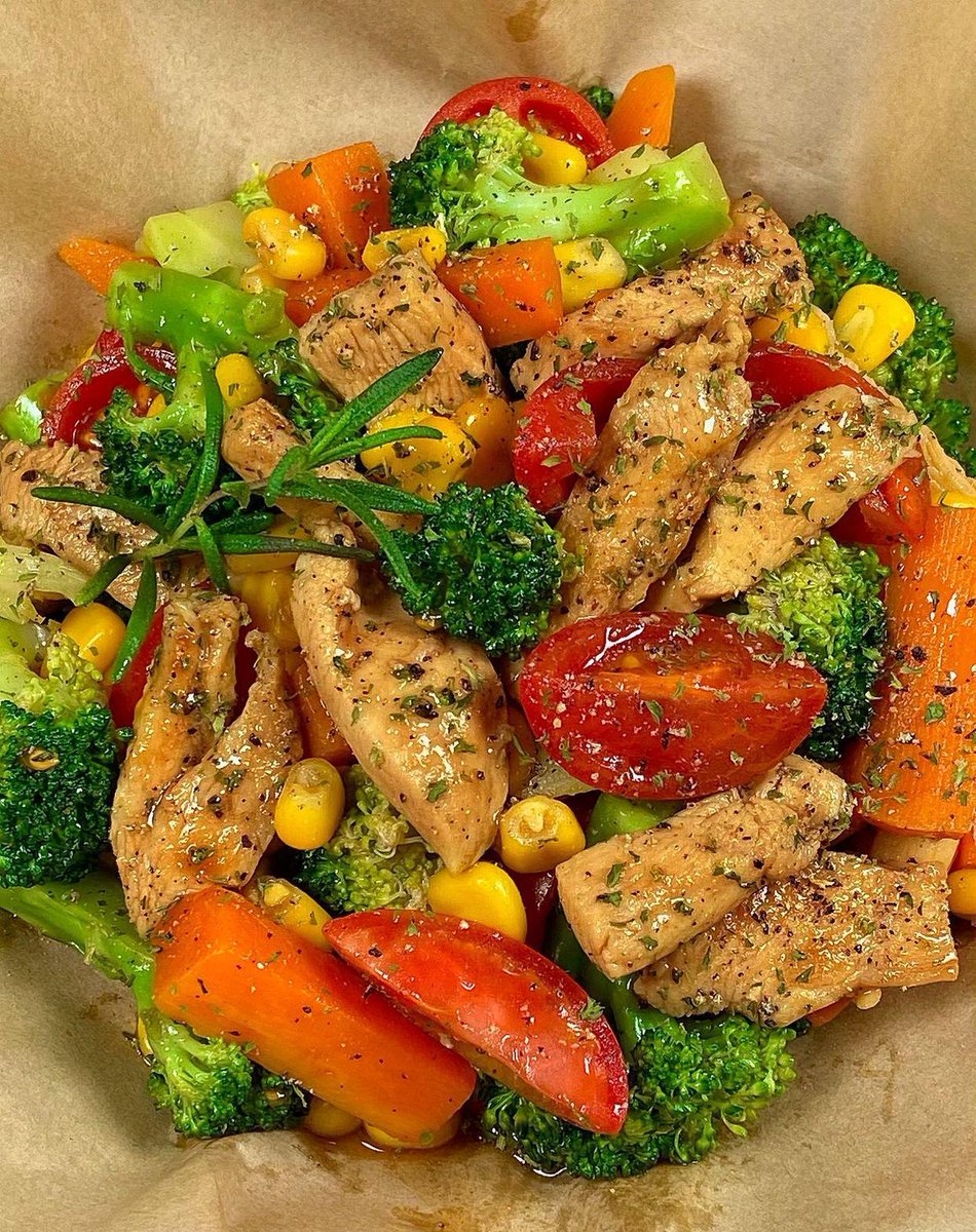 mestresat's tweet image. Swap fried for grilled, skip sugary drinks, and load up on veggies—your body will thank you later!  #HealthyEating #FatLossMeal #FitFood