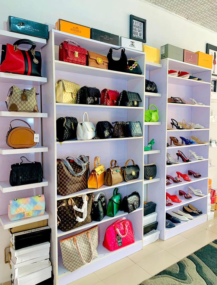 yardsaleplug's tweet image. A Shoes/Bags shelf available for sale 

Condition: Perfect condition 

Price: 150k for all

Location: Jos

Contact: 08072472687

#yardsale #Declutter #JosNigeria