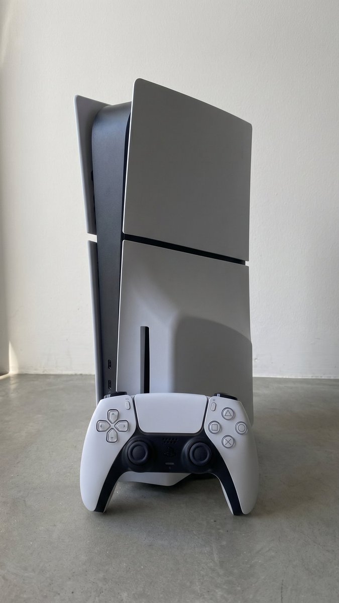 labrujita_es's tweet image. PS5 Slim con mando incluido — grado C (usada) y 1 TB. Funcionamiento verificado, exterior con signos de uso. Precio: 409,00€ — solo 1 unidad. Compra online: wix.to/8tG6Yqg #PS5 #Gaming #PlayStation #Oferta