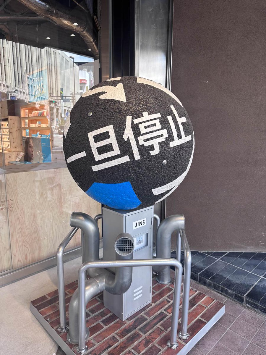 店舗には「新宿」をイメージしたアートも🎨
約1300点をラインナップする世界最大のジンズが新宿に誕生。4月23日のオープンに先駆けてその全貌が公開されました。