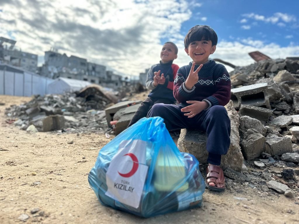 Kizilay's tweet photo. Gazze’de çocukların yüzündeki tebessüm, desteğin en anlamlı karşılığı oluyor.

Birlikte uzanan her yardım, küçük kalplerde büyük bir sevinç bırakıyor.
İyilik, en çok ihtiyaç duyulan yerde anlam buluyor. https://t.co/jkhGjHVpuJ