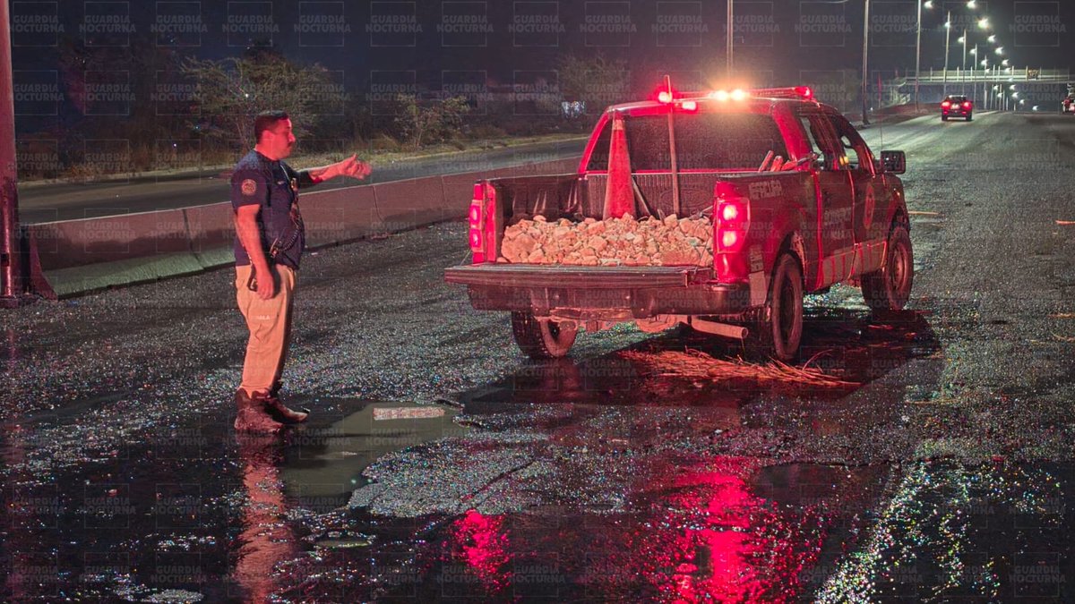 GNocturnaMX's tweet image. #AlMomento En el Periférico Nuevo, a la altura del fraccionamiento Misión de los Viñedos en Tonalá, una fuga de aguas negras originó un socavón que ha afectado a por lo menos 20 vehículos con daños. Elementos de Bomberos rellenó el bache con escombro como medida provisional