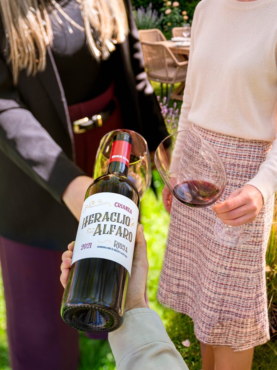 vilaviniteca's tweet photo. Heraclio Alfaro Garnacha 2021 reivindica la variedad tradicional de la Rioja Oriental. Un tinto de fruta roja madura, notas especiadas y balsámicas en nariz, con un paso por boca jugoso y equilibrado. #vinodeldía https://t.co/nHmzSp2jKq https://t.co/LoLf5obZXt