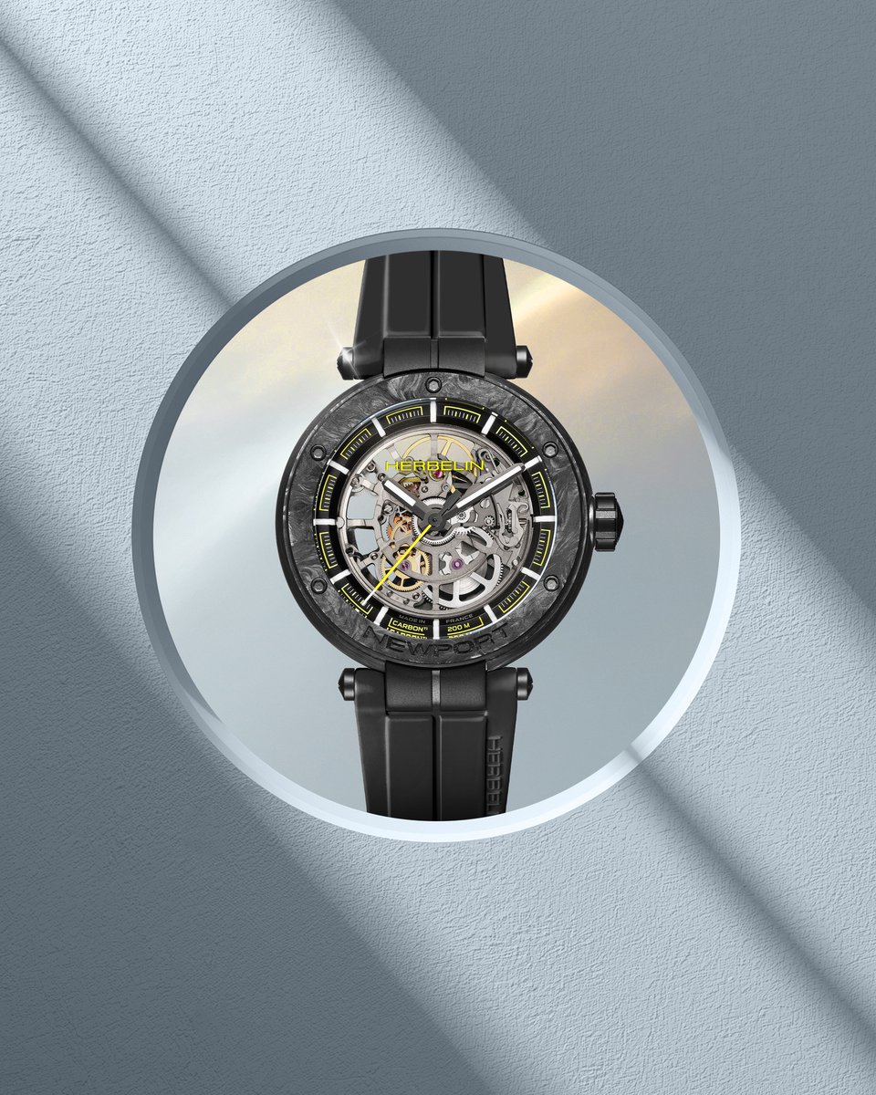 Newport Carbone Titane, iskelet mekanizmasının karmaşıklığını ve güzelliğini gözler önüne seriyor.
Dövme karbon ve titanyumdan yapılmış kasasının altında, teknik mükemmellik ortaya çıkıyor. Her bir dişlinin hassasiyet koreografisine katkıda bulunduğu, radikal bir yoğunluk modeli.