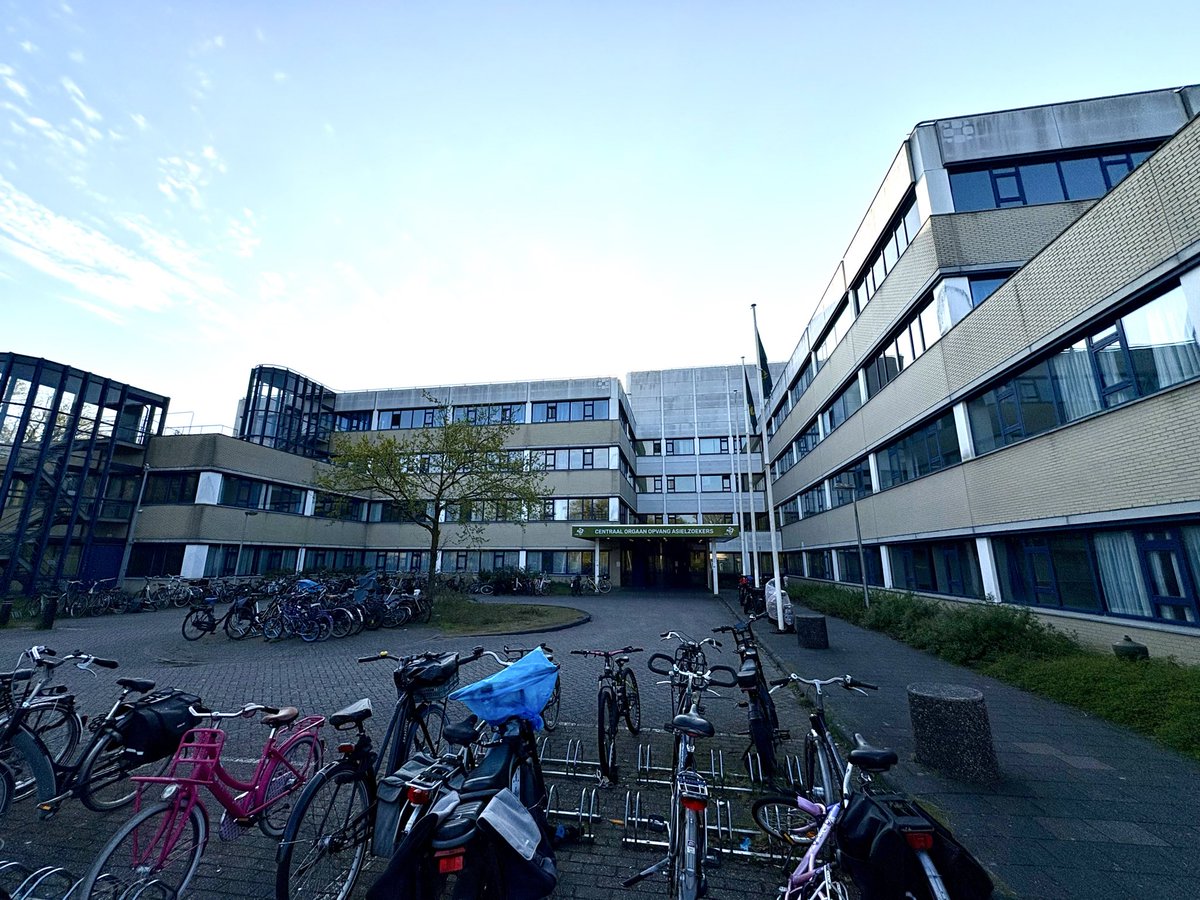 politiek_tweet's tweet image. Ziekenhuis Ter Gooi Blaricum wegbezuinigd. 

In plaats van het realiseren van honderden appartementen voor woningzoekenden - die nu op zolder bij pap en mam wonen - koos de overheid ervoor om er honderden asielzoekers op te vangen.