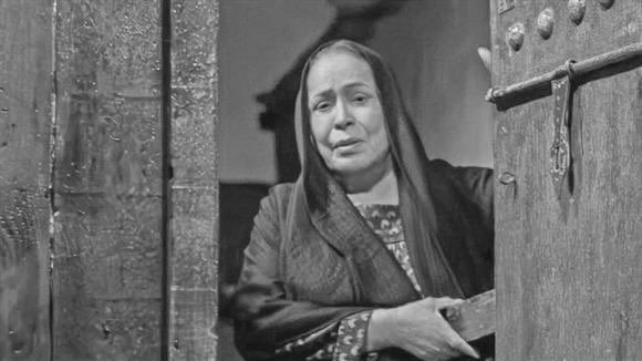 ألف رحمة ونور..
#حياة_الفهد، نجمة أخرى تنطفئ، وتشعُّ في سماء الذاكرة.
إلى بيتِ الطين، والجليب.. بين أُمٍّ تجلسُ في العريش وأبٍ يُصلِّي..