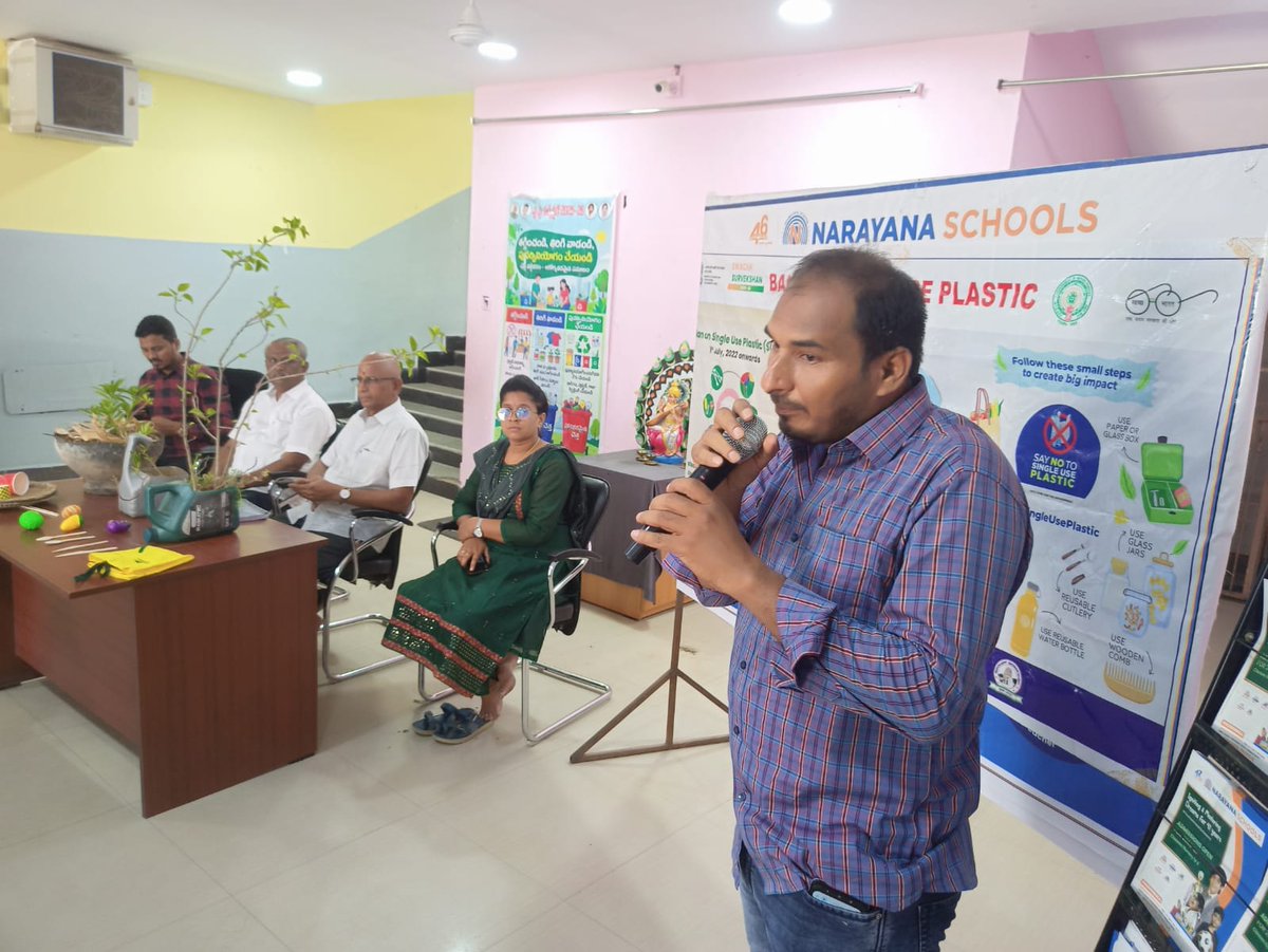 PulivendulaMpl's tweet photo. Towards a #plasticfreePulivendula
Awareness session conducted on #banonsingleuseplastic at Narayana EM School. Commissioner Sri C. Munikumar garu guided students on minimizing plastic use and utilizing RRR Centres.
#banonplastic 
  #swachhbharatmission 
 #swachhaandhraswarnaandra https://t.co/qmLlap5NJb