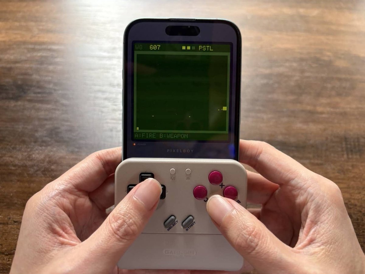 GameFoliage's tweet photo. スマホに挟んだ瞬間にゲームボーイ体験が蘇るコントローラー『GameSir Pocket Taco』。
62gの筐体にレトロへの愛と使いやすさが詰まっています。

スマホを挟むと自動電源ON、外すと自動OFF。この体験をするともう戻れません。

https://t.co/zjjP6yS8BP

#GameSir
#スマホコントローラー
#PR https://t.co/divoV7KQwQ