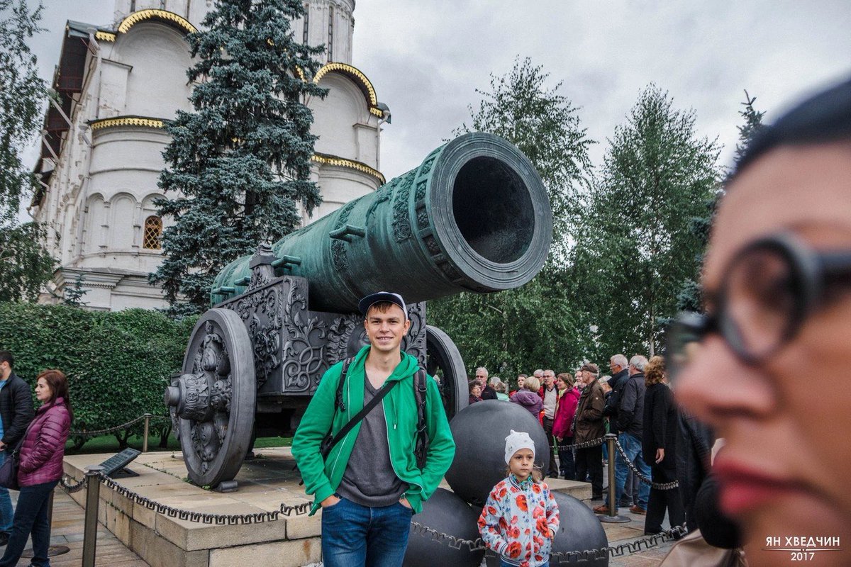 hvedchin's tweet photo. Сентябрь 2017 года. У меня отпуск на работе в газете. Первый раз приехал в Москву на пару дней. Уезжал с кучей впечатлений и мыслями что вернусь сюда жить. Главное очень захотеть :) https://t.co/Utce12bi12