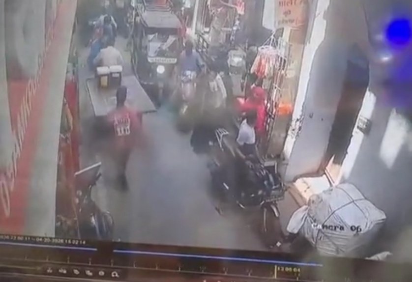 #Bareilly : आंवला में दुकान से सवा लाख रुपये चोरी

👉घटना सीसीटीवी में कैद

👉एक कपड़े की दुकान से सवा लाख रुपये की नकदी चोरी हो गई। 

👉पूरी वारदात दुकान में लगे सीसीटीवी कैमरे में कैद हो गई है

कस्बा आंवला के मोहल्ला बजरिया के एक दुकान की  <a href="/bareillypolice/">Bareilly Police</a> <a href="/Uppolice/">UP POLICE</a>