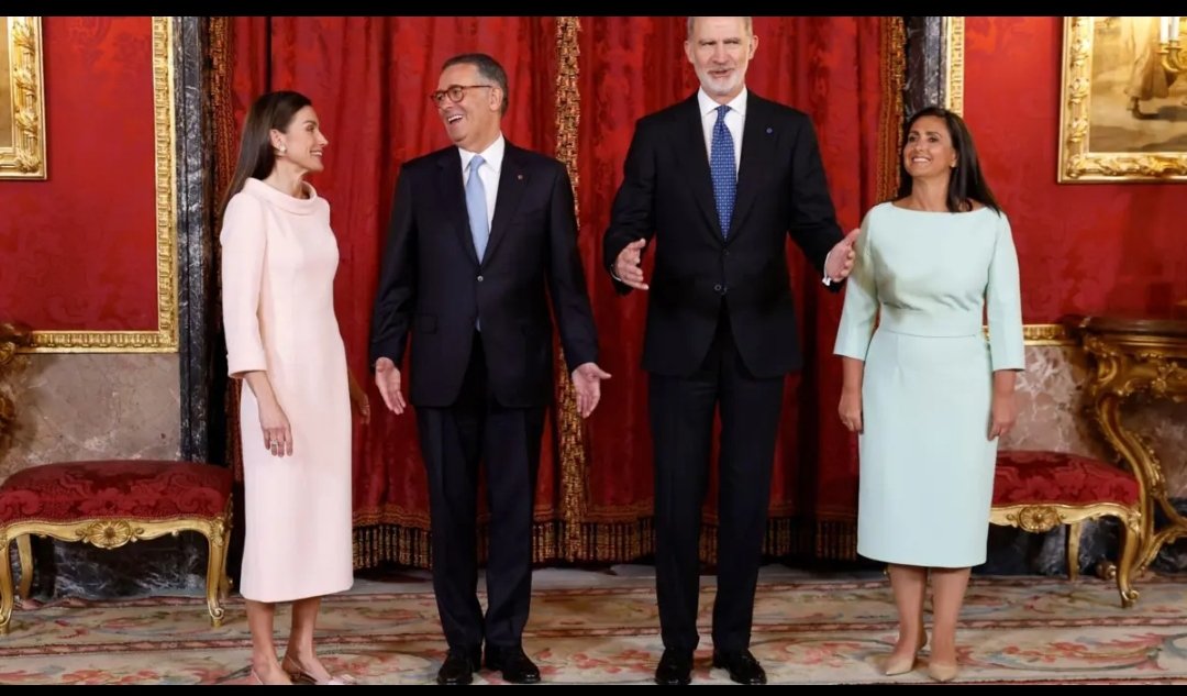 A senhora que disse que ia continuar na sua vida normal. Terá metido férias para acompanhar o marido ou é nornal na vida dela ir visitar os reis de Espanha?