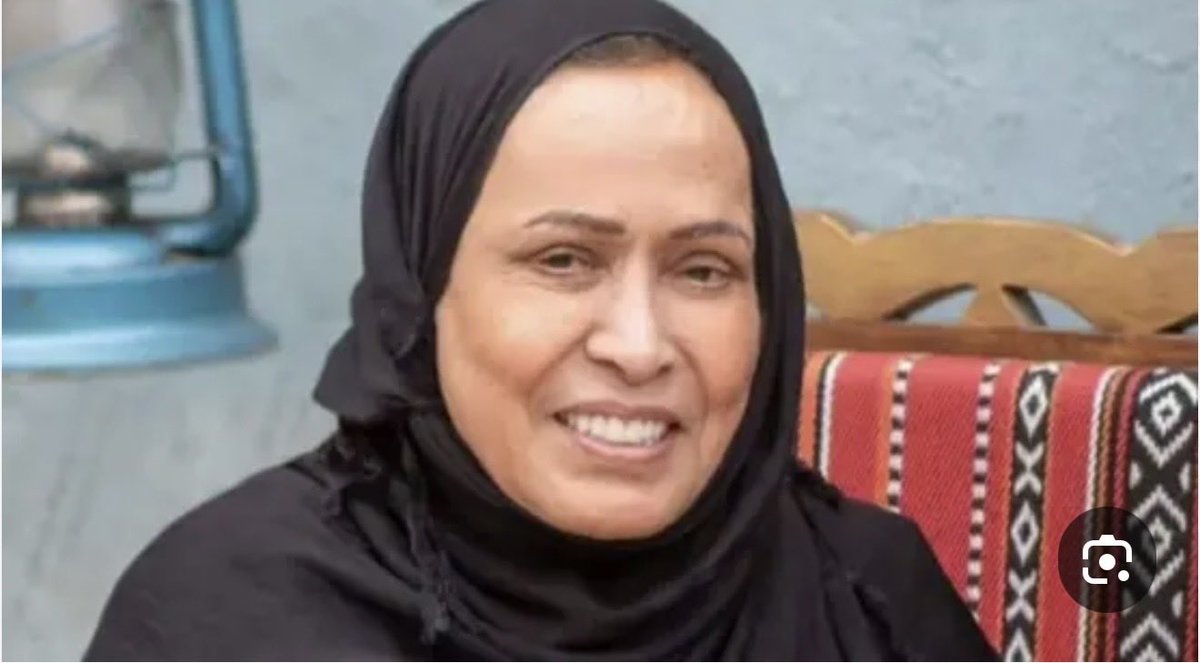 رحلت الفنانة الكبيرة #حياة_الفهد بعد حياةٍ حافلةٍ بالعطاء الفني الكبير والمميّز.
كم أسعدت العائلات سنين طويلة بفنها الراقي، ومسلسلاتها الرائعة التي يتحلّق حولها أفراد الأسرة، وبالذات الشريحة العائلية الخاصة: ربات البيوت ومن في حكمهن، اللاتي يبرمجن التزاماتهن المتعددة والمنوّعة -