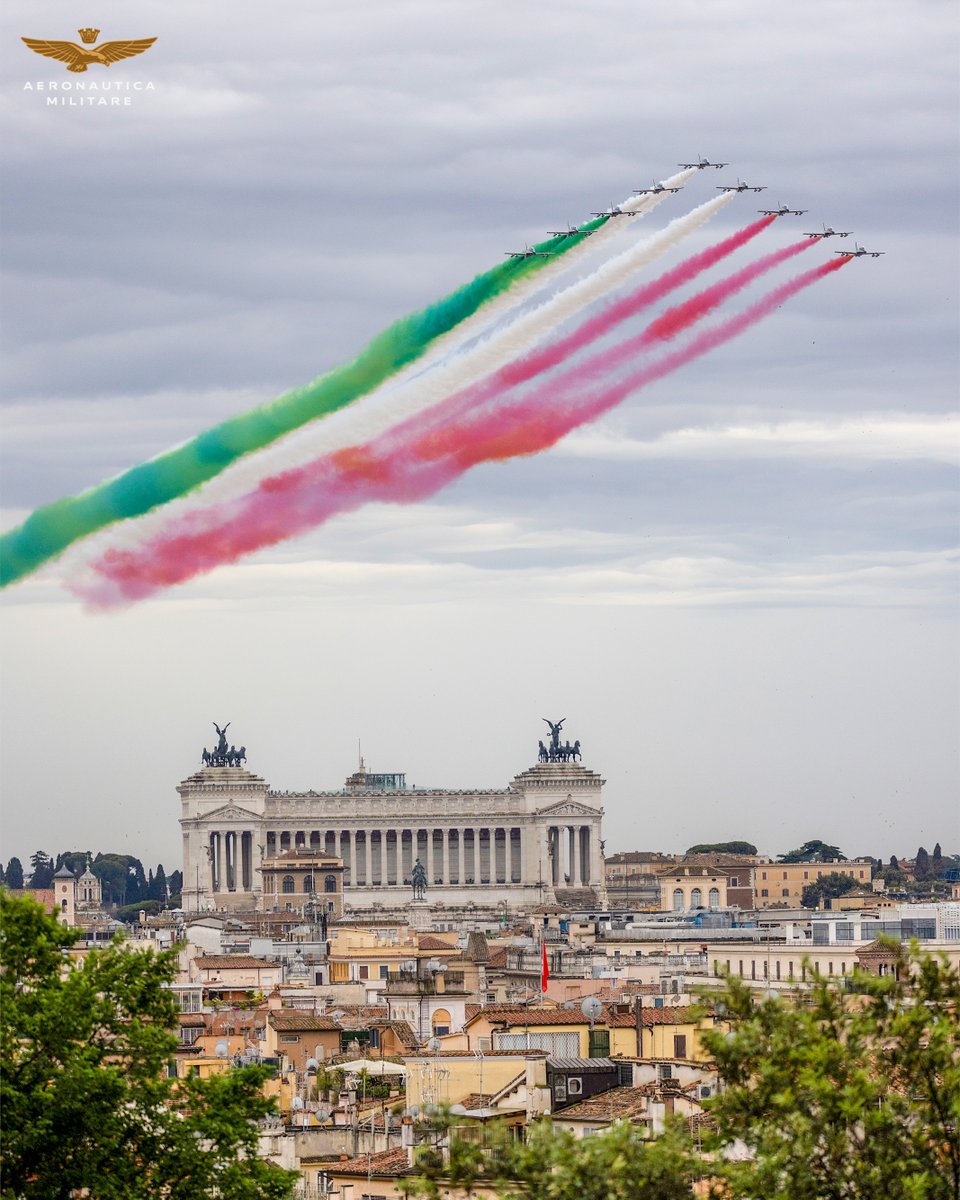 Buon compleanno #Roma!

Un’immagine del tricolore 🇮🇹 in volo con la Pattuglia Acrobatica Nazionale per rendere omaggio alla storia della Città Eterna. 
 
#AeronauticaMilitare #latuasquadrachevola #insiemepiùinalto #FrecceTricolori