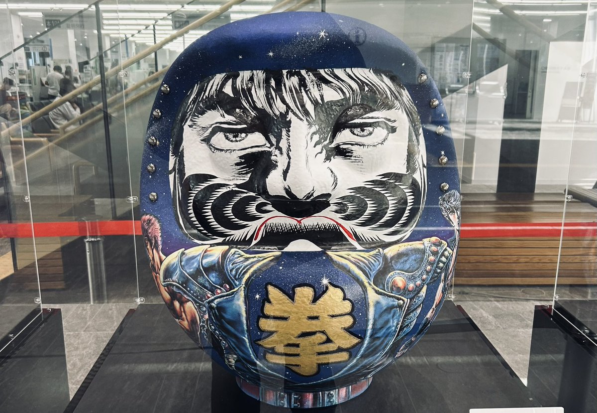 あの漫画が「越谷だるま」に。
すでに目が入っているという事は「お前の願いはもう叶ってる」というメッセージか？！いいね。越谷市役所で会えます。