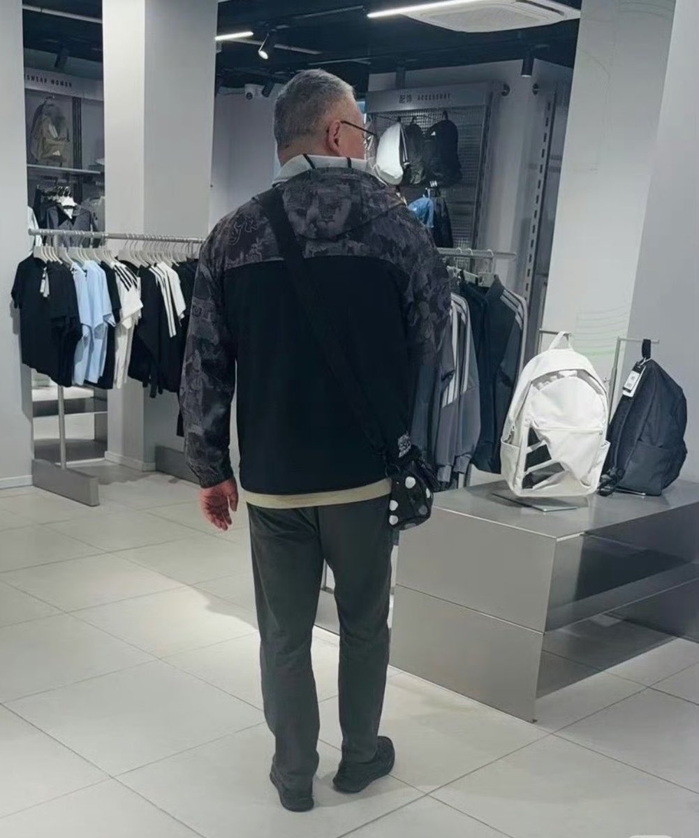 Adriana80791695's tweet image. #DylanWang has a very proud and supportive Dad. 
He visited an #Adidas store and chatted with the people..."I came to support my kid's work!.. Since I'm already here, I'll have to buy something, haha....Look, I just bought one at Shihao yesterday. Now I only wear Adidas!"..😍👏