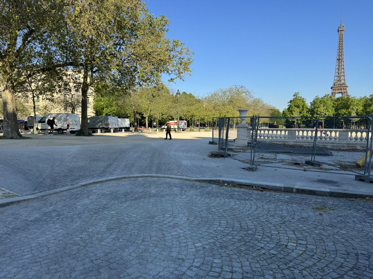 moab92's tweet photo. @mairie7 @egregoire @AmisChamp2Mars @prefetpolice Quelle honte de laisser à l’abandon le plateau Joffre et cette perspective universelle ! En terme de sécurité, c’est encore pire ! N’importe quel véhicule peut rentrer des 2 côtés du champ de mars, sans sécurité et créer le chaos! https://t.co/LaeMZsVUkl
