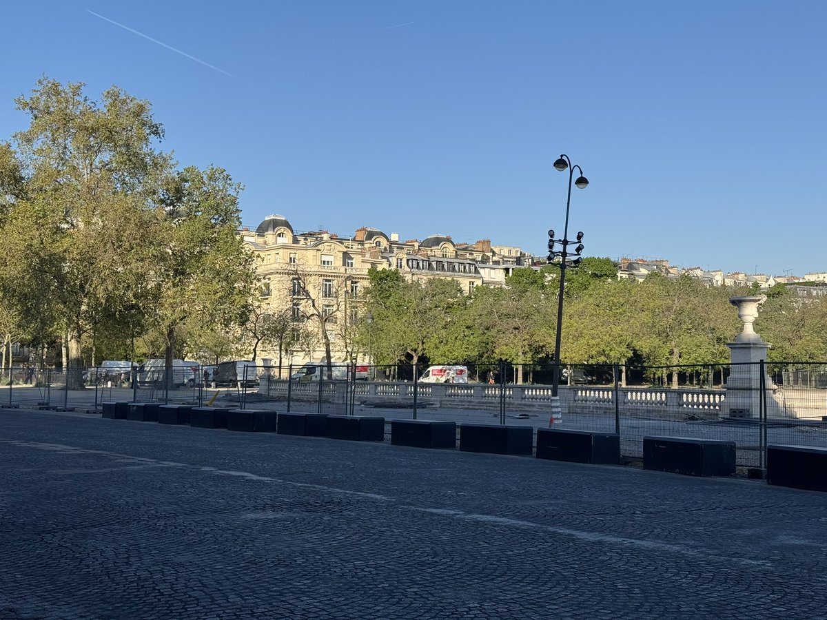 moab92's tweet photo. @mairie7 @egregoire @AmisChamp2Mars @prefetpolice Quelle honte de laisser à l’abandon le plateau Joffre et cette perspective universelle ! En terme de sécurité, c’est encore pire ! N’importe quel véhicule peut rentrer des 2 côtés du champ de mars, sans sécurité et créer le chaos! https://t.co/LaeMZsVUkl