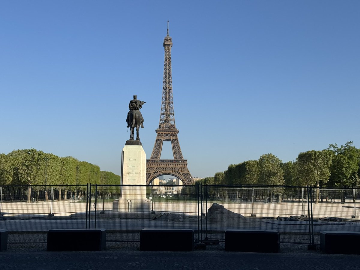 moab92's tweet photo. @mairie7 @egregoire @AmisChamp2Mars @prefetpolice Quelle honte de laisser à l’abandon le plateau Joffre et cette perspective universelle ! En terme de sécurité, c’est encore pire ! N’importe quel véhicule peut rentrer des 2 côtés du champ de mars, sans sécurité et créer le chaos! https://t.co/LaeMZsVUkl