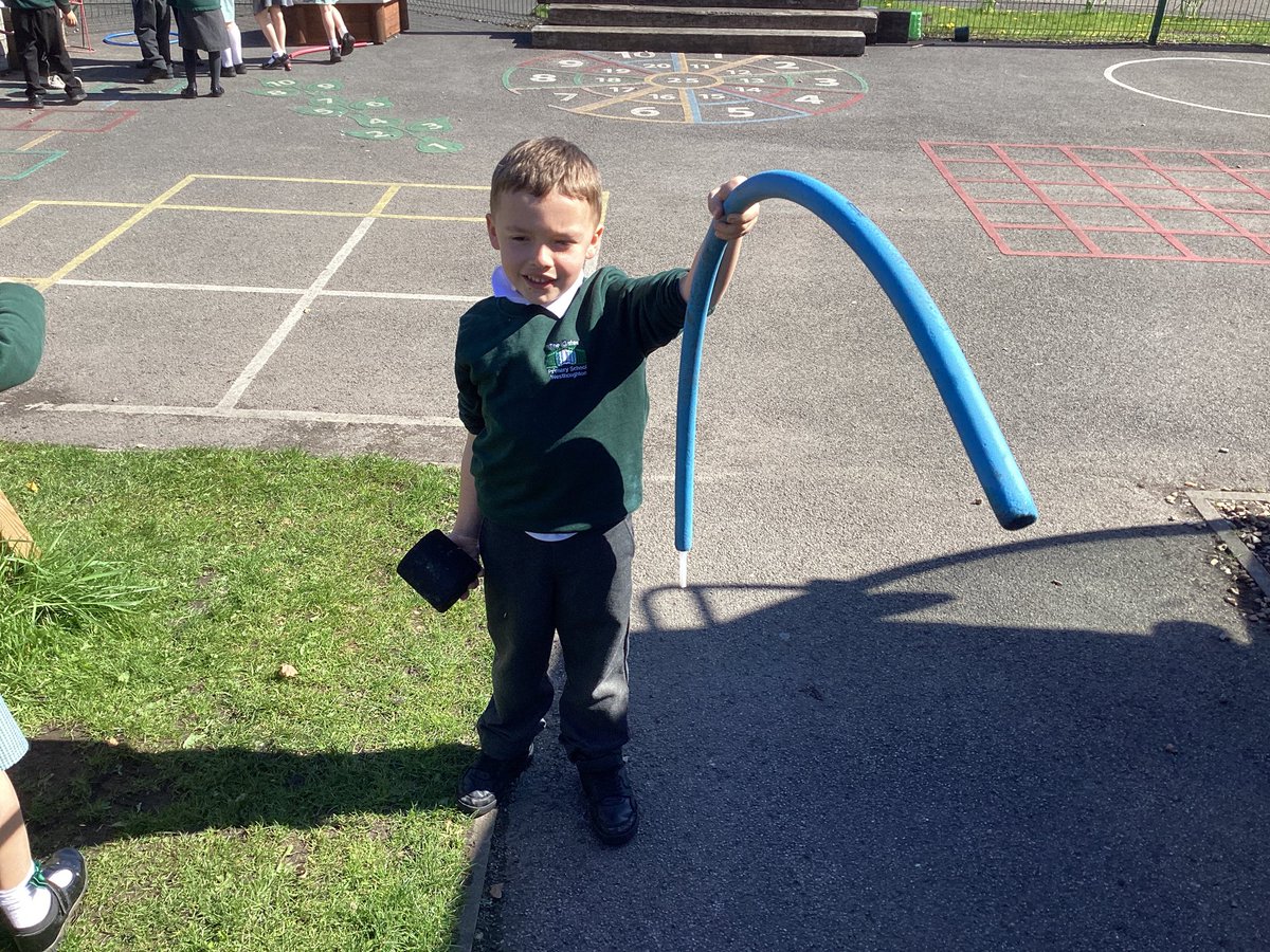 GatesRobins's tweet photo. In Maths this week we are looking at mass. We became human scales and compared 2 objects to see which was the heaviest. #thegatesmaths https://t.co/bBEwhhVaGw