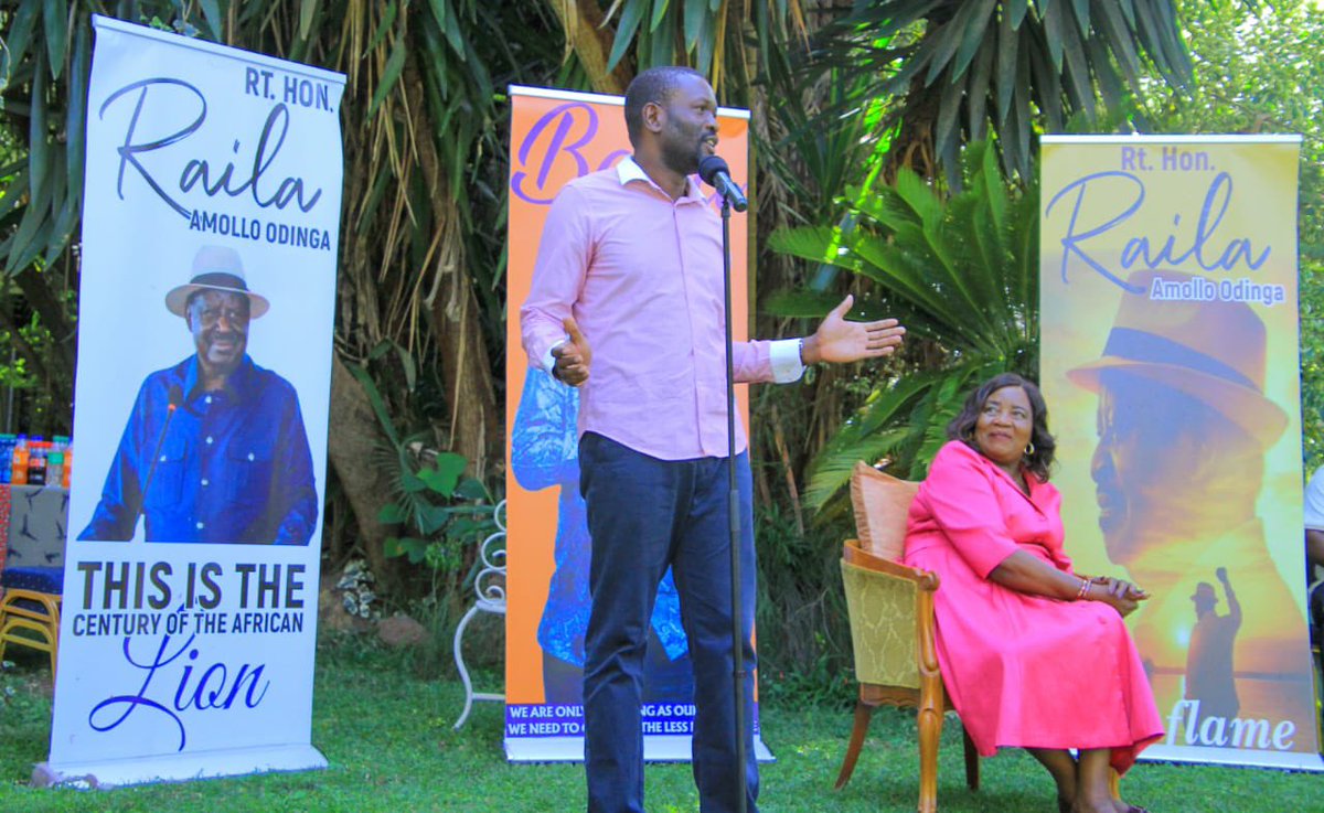 Something about this photo gives me such goosebumps yaani. 

Linda Mwananchi.