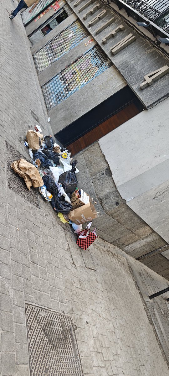 congosto_'s tweet photo. 24h después no ha venido nadie a recoger la basura, que se expande poderosamente por Tirso de Molina. Gracias @Lineamadrid @madrid @AlmeidaPP_ https://t.co/U1uocZm7y7