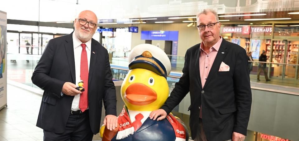 akhaelss's tweet image. ÖBB bringt DDSG Blue Danube auf Schiene: Admiral Duck gastiert am Wiener Hauptbahnhof #Werbung #Marketing #Kommunikation #Kampagne #Bahn #Zug #Bahnhof #Schiff #Schifffahrt #Flussschifffahrt #Binnenschifffahrt #Reise #Tourismus #Tourism #Travel 🔗 leisure.at/de/presse/7809…