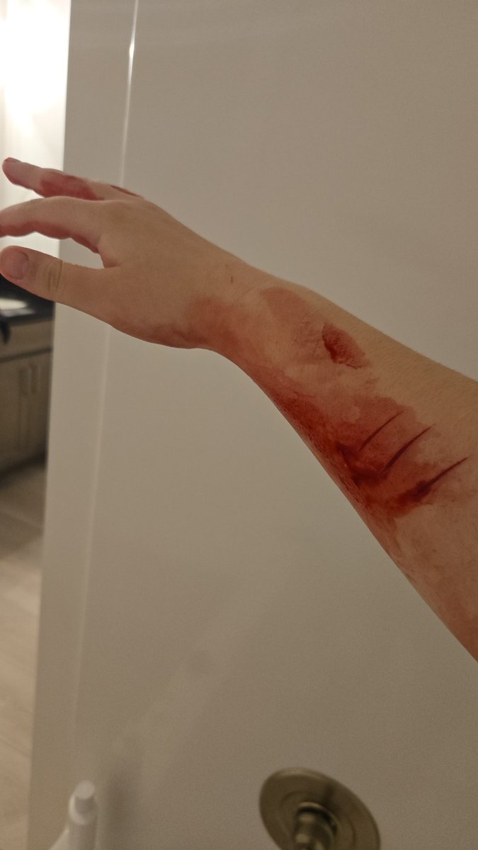 rainbowtailz's tweet photo. first time cutting in my new house https://t.co/hSIsJ8bFuE
