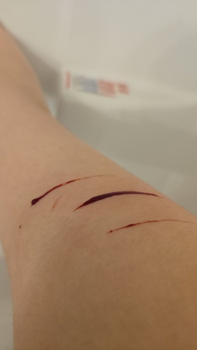 rainbowtailz's tweet photo. first time cutting in my new house https://t.co/hSIsJ8bFuE
