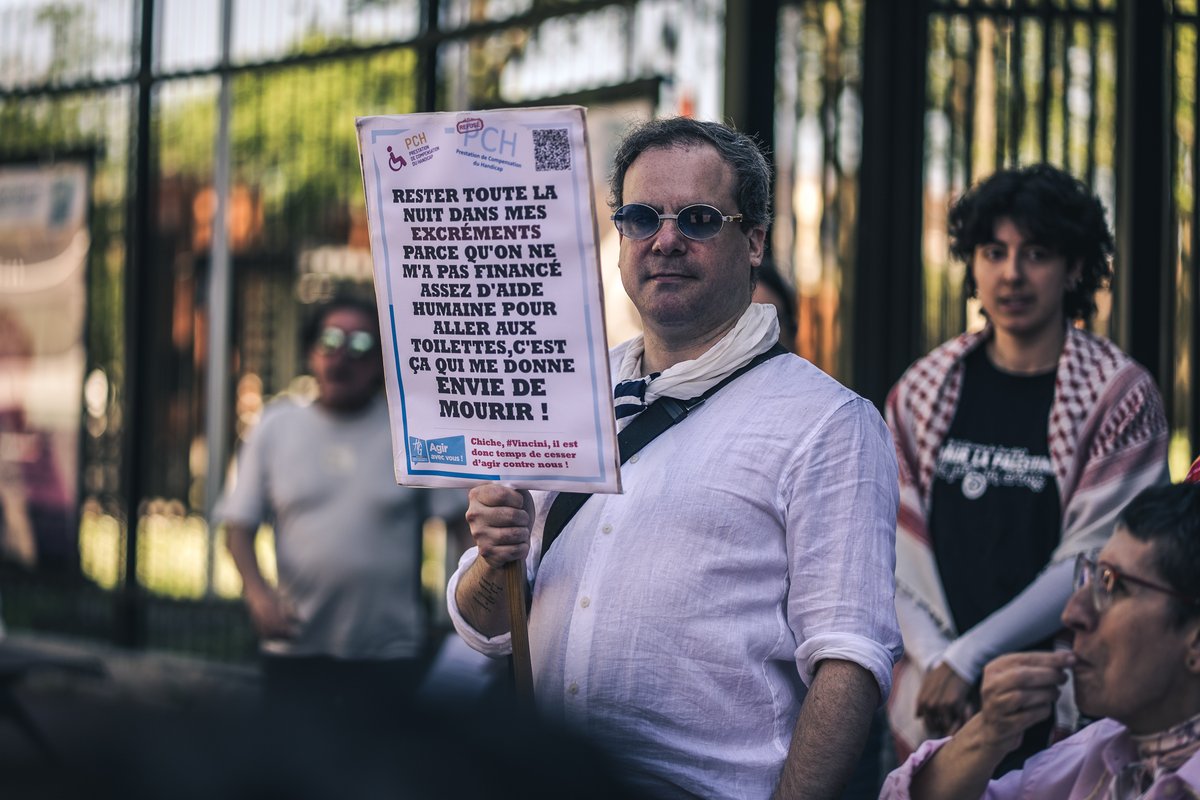 odile31's tweet image. 3/4✊ Notre die-in : alerte vitale. Ce ne sont pas nos maladies qui nous empêchent de vivre — ce sont des choix politiques. Débat aide à mourir : rendre nos vies insupportables par économies condamne nos adelphes. #Handicap #HauteGaronne #Budget31