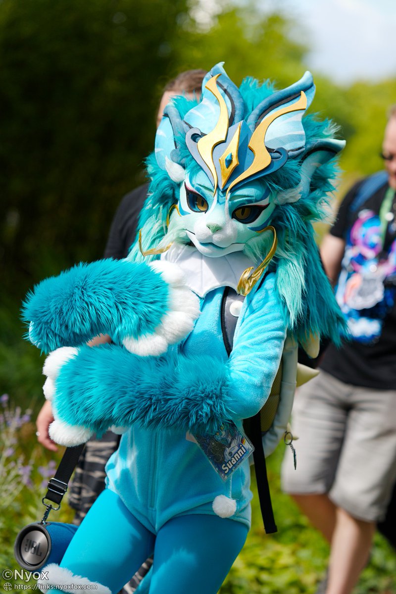 I don't know what i'm doing here🤣
#fursuit #suanni 
Picture by: nyox