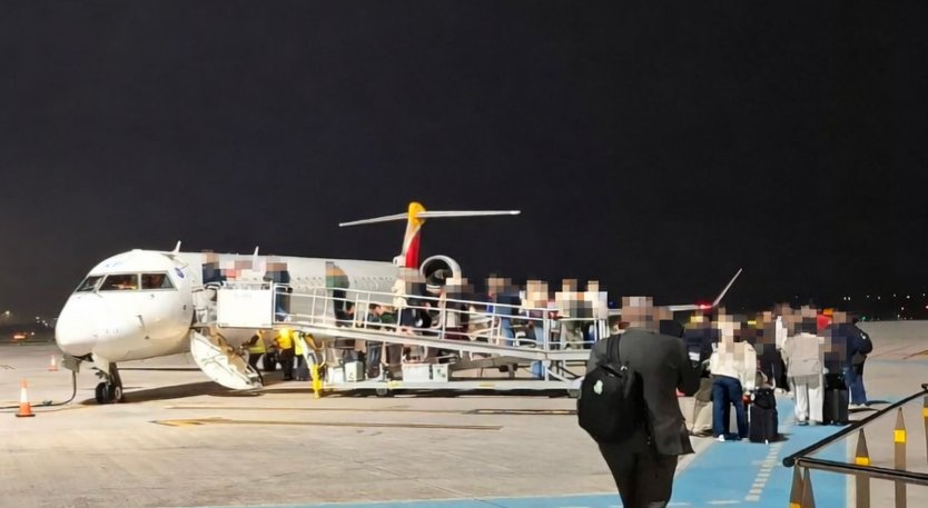 AParayas's tweet image. ✈️ QUE TE PARECE❓️❓️❓️

Ayer en el primer vuelo del día a #Madrid operado por #IberiaRegional @AirNostrumLAM l@s pasajer@s del Seve Ballesteros - #Santander utilizaron ésta nueva forma de acceder al avión. 
La conocías?

📸 Nacho Portilla Gutiérrez