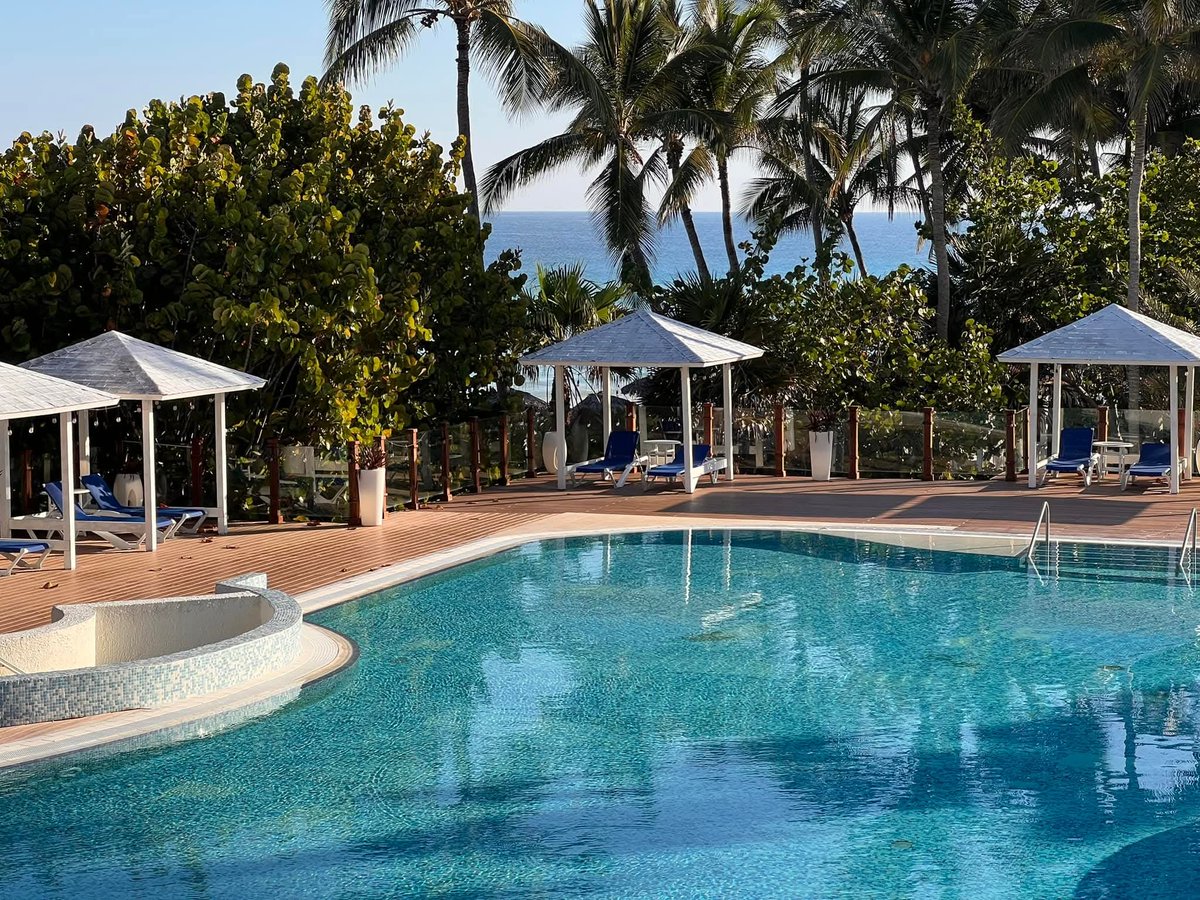 ¿Quieres relajarte en un ambiente tranquilo?
Nuestra piscina es ese rincón especial donde el tiempo se detiene y la calma te envuelve.
Sumérgete, desconecta y regálate el momento que mereces.
#MeliaLasAmericas
#CubanacanVaradero
