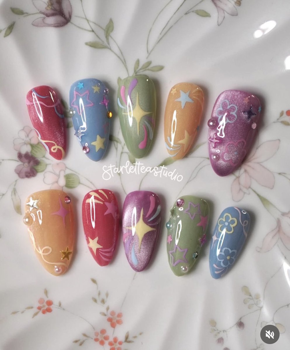 levisflshlight's tweet photo. wanting to get these nails but my fucking nail tech won’t answer… is she ignoring me https://t.co/baco2UbPRG