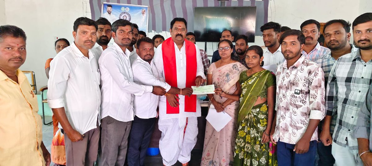 Kvr4Kamareddy's tweet photo. కామారెడ్డి నియోజకవర్గం లోని రామారెడ్డి మండల గ్రామాలలో ని కల్యాణ లక్ష్మి లబ్ది దారులకి చెక్కులను పంపిణి చేసిన గౌరవ కామారెడ్డి శాసన సభ్యులు కాటిపల్లి వెంకట రమణ రెడ్డి గారు.

#KVR #KVRR #KamareddyMLA #BJPTelangana #BJPIndia #BJPKamareddy #MLAKamareddy #TeamKVRR https://t.co/7t7rwbmZQu