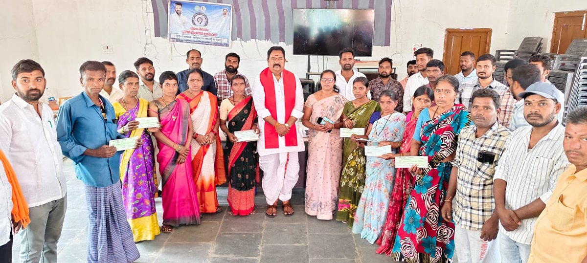 Kvr4Kamareddy's tweet photo. కామారెడ్డి నియోజకవర్గం లోని రామారెడ్డి మండల గ్రామాలలో ని కల్యాణ లక్ష్మి లబ్ది దారులకి చెక్కులను పంపిణి చేసిన గౌరవ కామారెడ్డి శాసన సభ్యులు కాటిపల్లి వెంకట రమణ రెడ్డి గారు.

#KVR #KVRR #KamareddyMLA #BJPTelangana #BJPIndia #BJPKamareddy #MLAKamareddy #TeamKVRR https://t.co/7t7rwbmZQu