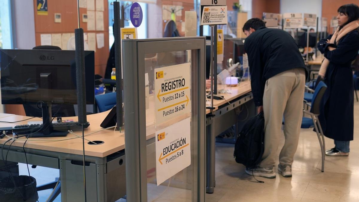Comunica_FSCA's tweet photo. 📢El Gobierno debe aprobar ya la jubilación parcial del personal laboral en las Administraciones públicas.

⌛️También quedan pendientes medidas como la mejora de la pensión de viudedad en las parejas de hecho o la gestión de la incapacidad temporal.

▶️ https://t.co/uMw93G7gS3 https://t.co/yYn4gAbMl8