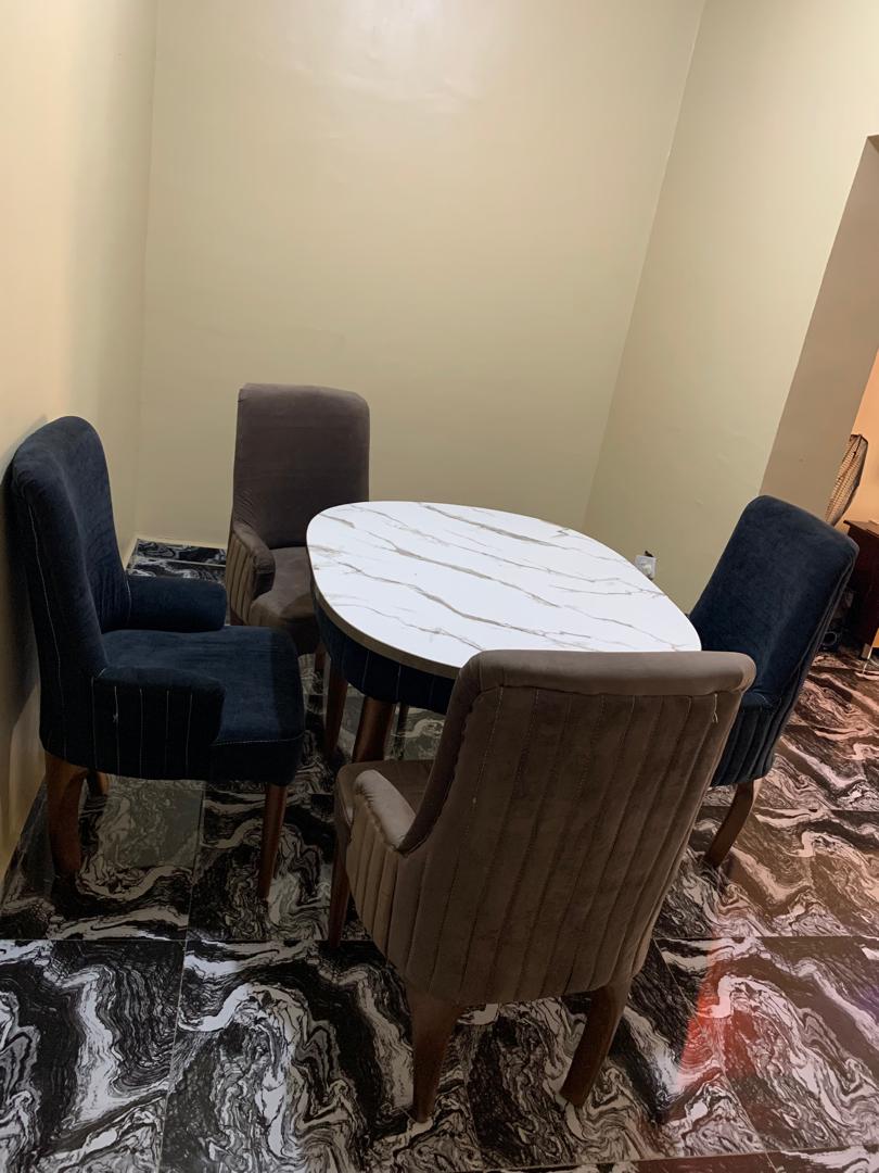 yardsaleplug's tweet image. A dinning table with 4 chairs available for sale

Perfect condition 

Price: N280,000 (slight discount available)

Location: Jos

Contact: 08072472687

#yardsale #Declutter #JosNigeria