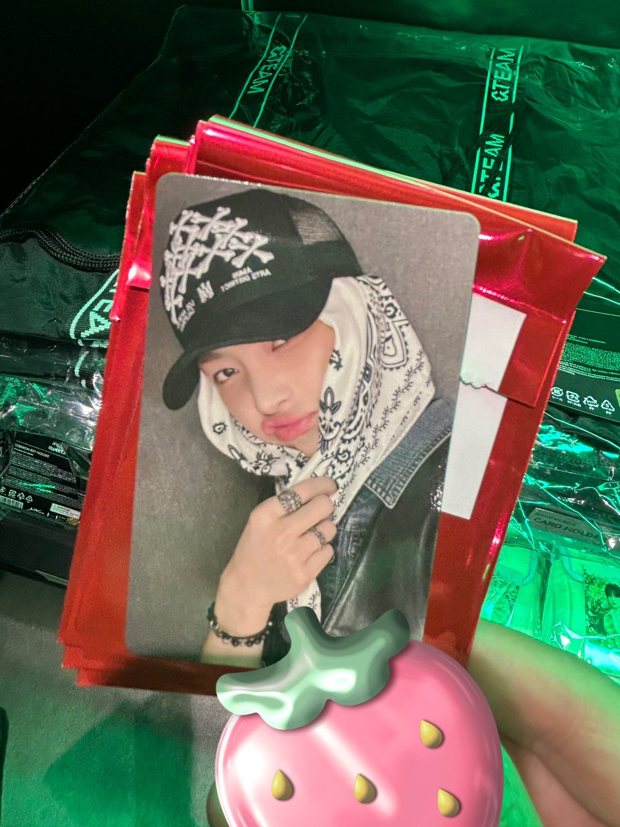 Y U R I 🍓🌛 tweet media