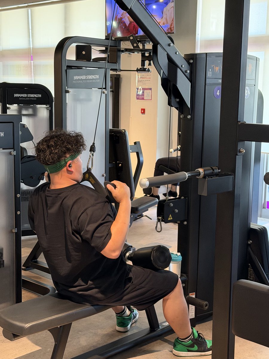 skullaji's tweet image. ひと仕事を終えてジム到着。
夜の会議に備えてパワーアップします💪

ワイフとJKは福岡に牛王なるミュージャンのLIVEに旅立ちました。※岡崎恭也ではない。

併せて息子の子守り…。

え⁇
振り向いたら猛牛がいたw