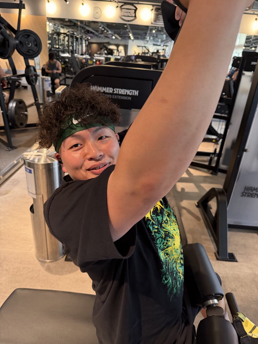 skullaji's tweet image. ひと仕事を終えてジム到着。
夜の会議に備えてパワーアップします💪

ワイフとJKは福岡に牛王なるミュージャンのLIVEに旅立ちました。※岡崎恭也ではない。

併せて息子の子守り…。

え⁇
振り向いたら猛牛がいたw