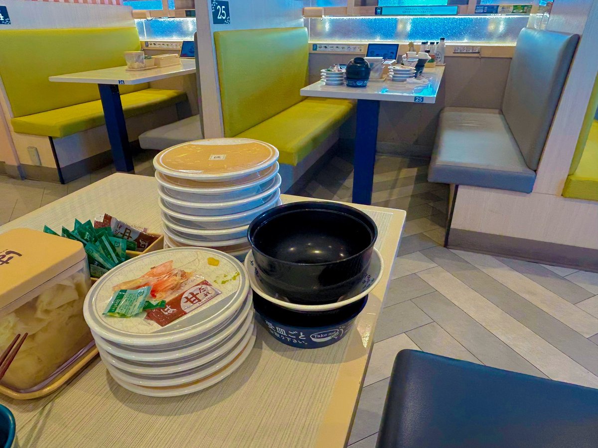 BeBe_Oimo's tweet photo. 隣の見知らぬ老夫婦の晩御飯
手前の私のおやつ︎( ¨̯ )

晩御飯何食べよ(:3_ヽ)_ https://t.co/co8qYDCRZw