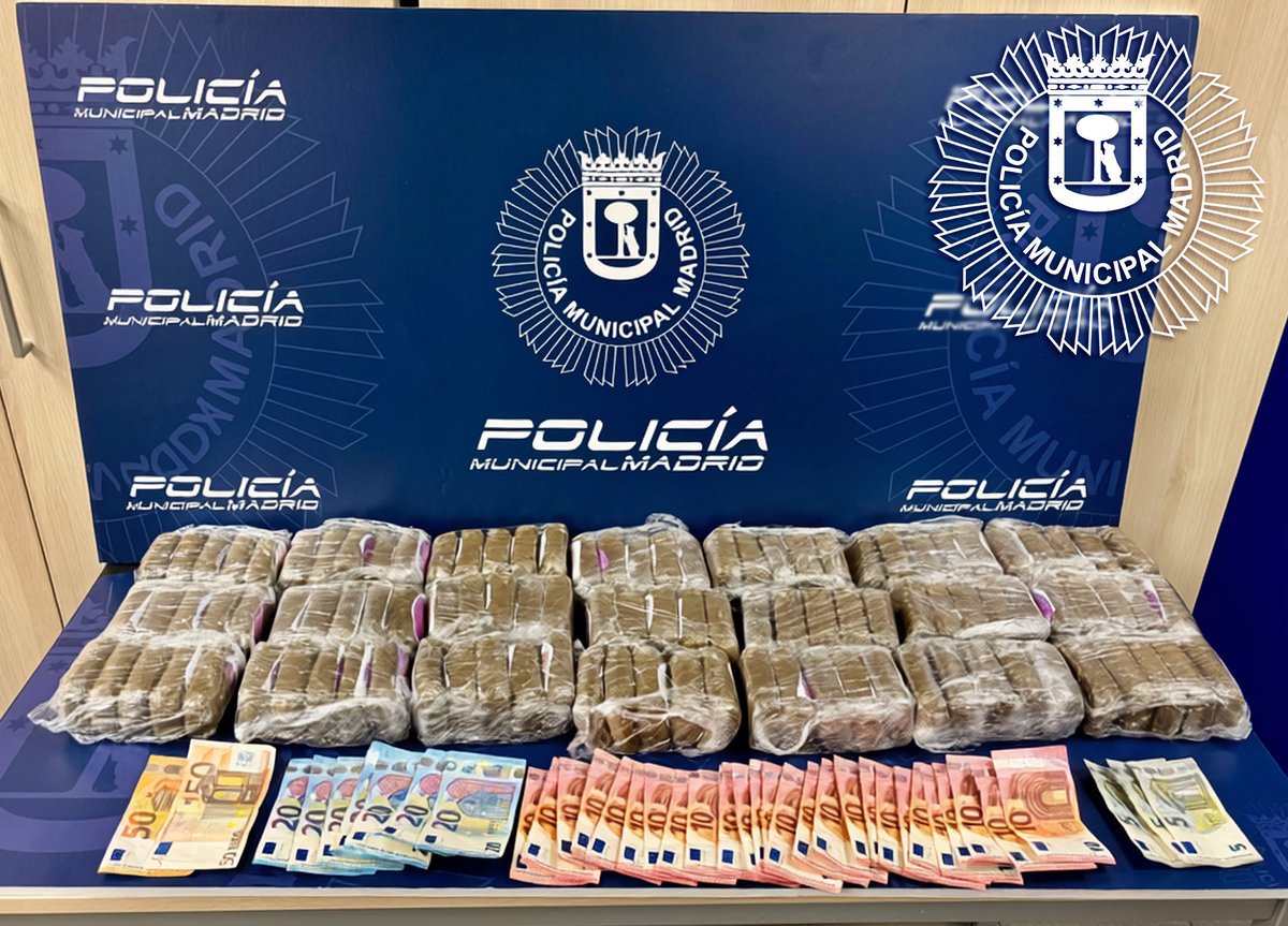policiademadrid's tweet photo. 📍#Fuencarral

🚨Detenido un varón con casi 9 kilos de #hachís en el coche.

🔹Conducía un vehículo VTC.
🔹Llevaba más de 600 € en efectivo💵

#IntervencionesPMM
#PolicíaDeMadrid https://t.co/mnk9lqjuyb