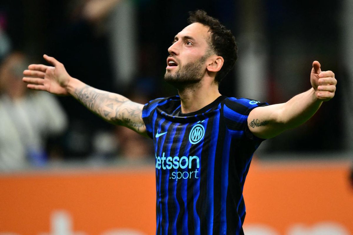 Windekind_Budi's tweet photo. Hakan Calhanoglu direkrut Inter secara gratis dari AC Milan & diproyeksikan sebagai mezzala pengganti Christian Eriksen yang terpaksa cabut karena masalah jantung.

Bermain sebagai mezzala, Hakan tampil ciamik. Namun performanya justru kian cemerlang saat digeser menjadi regista oleh Simone Inzaghi (pelatih Inter rentang 2021-2025).

Keputusan berani Inzaghi didasari cedera yang menimpa regista andalan tim saat itu, Marcelo Brozovic.

Kemampuan Hakan ternyata sempurna. Dia begitu lihai melepas umpan artistik, piawai mengatur tempo serta tak ragu beradu fisik. Menjadikannya regista yang ikonik.

Aksi gilang gemilang pada posisi anyarnya bikin I Nerazzurri rela melepas Brozovic guna mematenkan Hakan sebagai regista.

Sejak musim 21/22, lelaki Turki ini tercatat sebagai satu-satunya penggawa Inter yang mampu bikin 30+ gol dan asis.

Hakan merekah. Inter ketiban berkah & sisanya adalah sejarah. Mari doakan deretan trofi akhi Hakan bersama I Nerazzurri terus bertambah 🤲