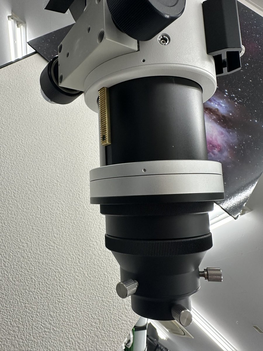 AnakChan's tweet photo. Stopped by for a second visit to @SIGHTRON_JAPAN to have another look at their SJH-75UF. The focus throw is longer than the FSQ-80FC &amp; aside from the RnP toothed bottom rail, there’s also an upper guide rail.

#sightron #sightron_sjh75uf https://t.co/iaBtHSMsAx