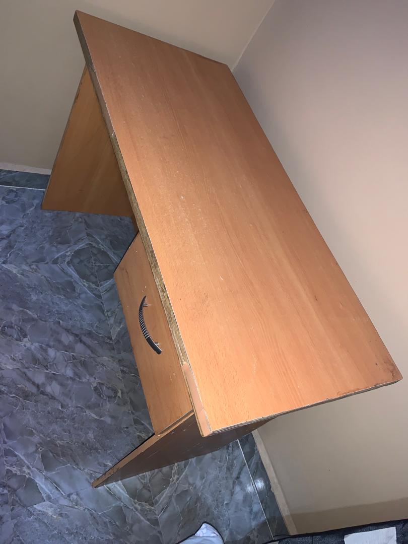 yardsaleplug's tweet image. An office table available for sale

The front has a slight defect but it's in good condition 

Price: N40,000 (slight discount available)

Location: Jos

Contact: 08072472687

#yardsale #Declutter #JosNigeria