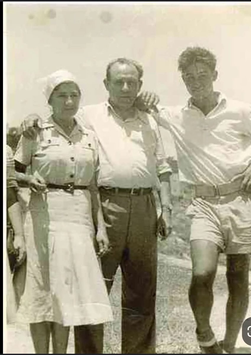 מאותו הכפר.
על שני נערים, חברי ילדות שרצו וחיפשו את האש בכל מקום, עד שאחד מהם מצא אותה :
גור מאירוב ויענקלה מלמד היו בני קיבוץ כנרת. שניהם בני 17

במלחמת העצמאות הם דילגו מקרב לקרב בעמק הירדן , נושאים מיקלע עטוף בצעיף צבעוני  ושרשרות כדורים..

הם נלחמו בקרב על גשר ועל הדגניות ,