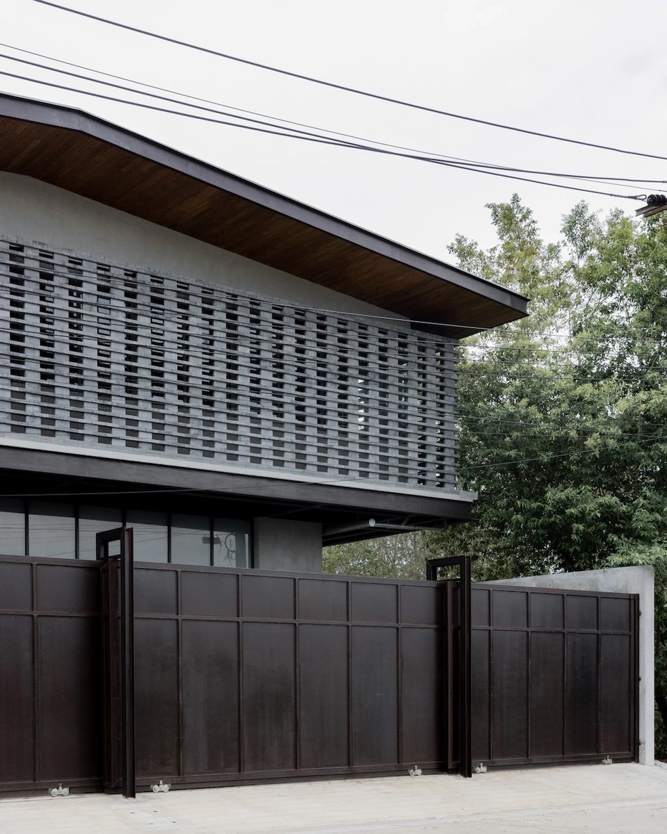 journaldesign's tweet image. H168 House, réflexion contemporaine sur la matière et la structure
Visite guidée en images dans l'article : urls.fr/z30Zrg

#architecture #house #modern #home #tradition #grey #bricks #Bangkok