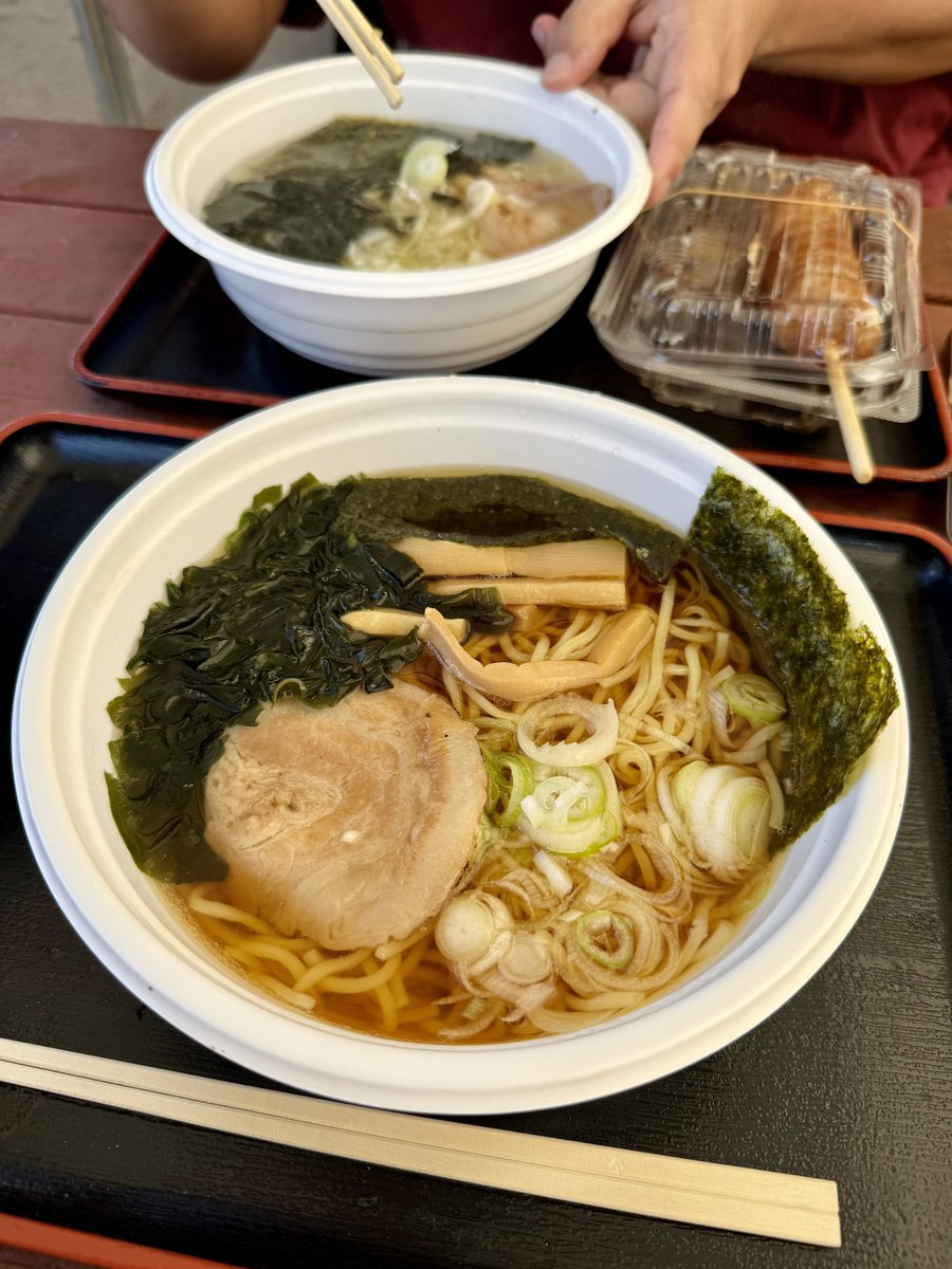 Blue_Knight04's tweet photo. 今年も見ごろに合わせて来ました〜
花も綺麗だけど屋台が多くて良いんだわ🧚‍♀️屋台で食べるのすこ🤠 https://t.co/zbCWrQy15G